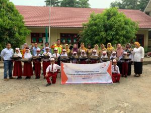 Salurkan Bantuan CSR Peduli Pendidikan Bagi Sekolah Dasar