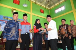 Herman Deru Berikan SK Penegerian Dua SMA di Pelosok Muratara