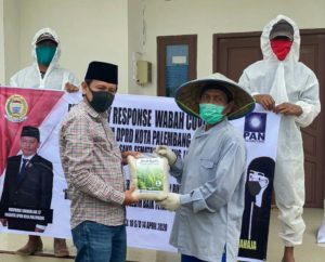 Ketua Fraksi PAN DPRD Palembang Bagi Sembako dan Sosialisasikan Covid-19 ke Warga