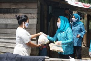 Feby Deru Dkk Antar Langsung Bantuan ke Pemulung dan Pedagang Asongan 